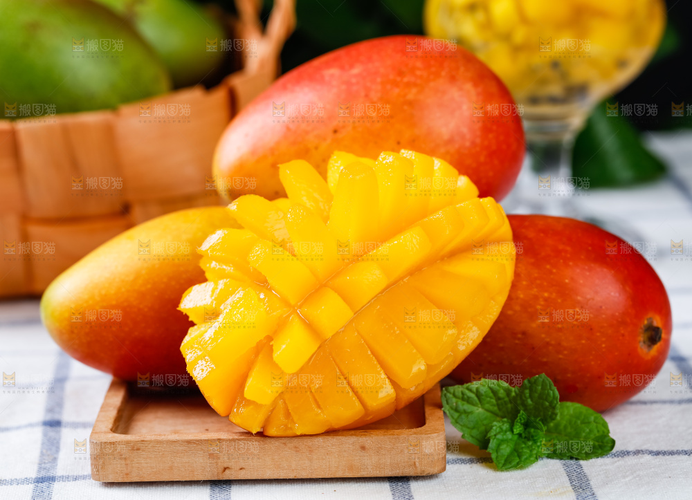 格子布上放着海南贵妃芒