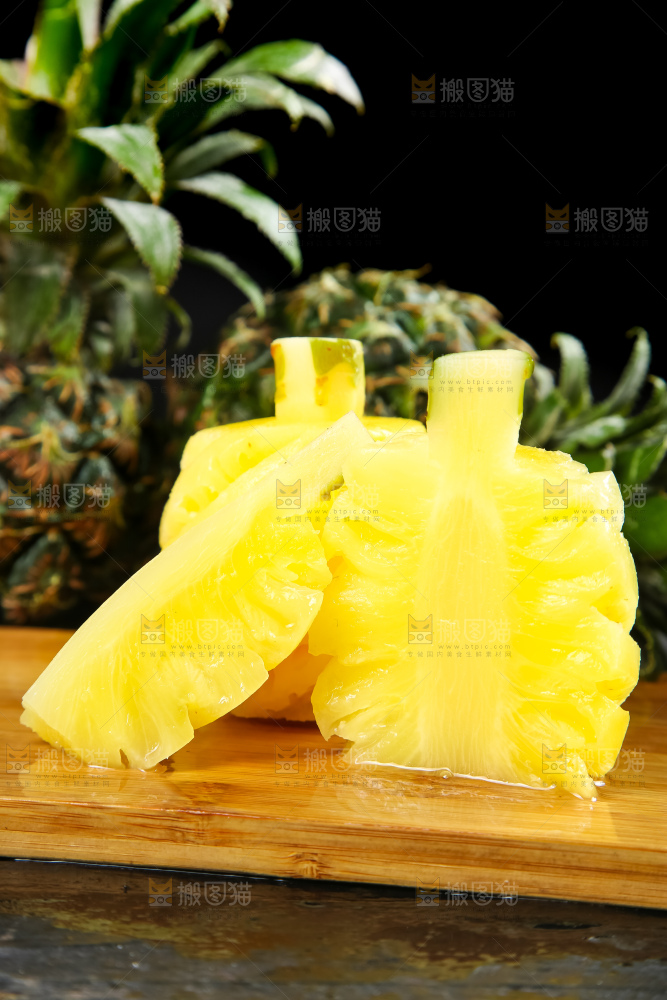 木板上放着泰国去皮小菠萝