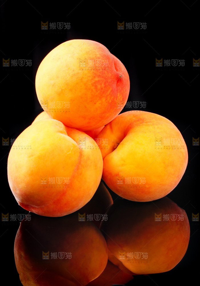 黑底上放着山东黄桃