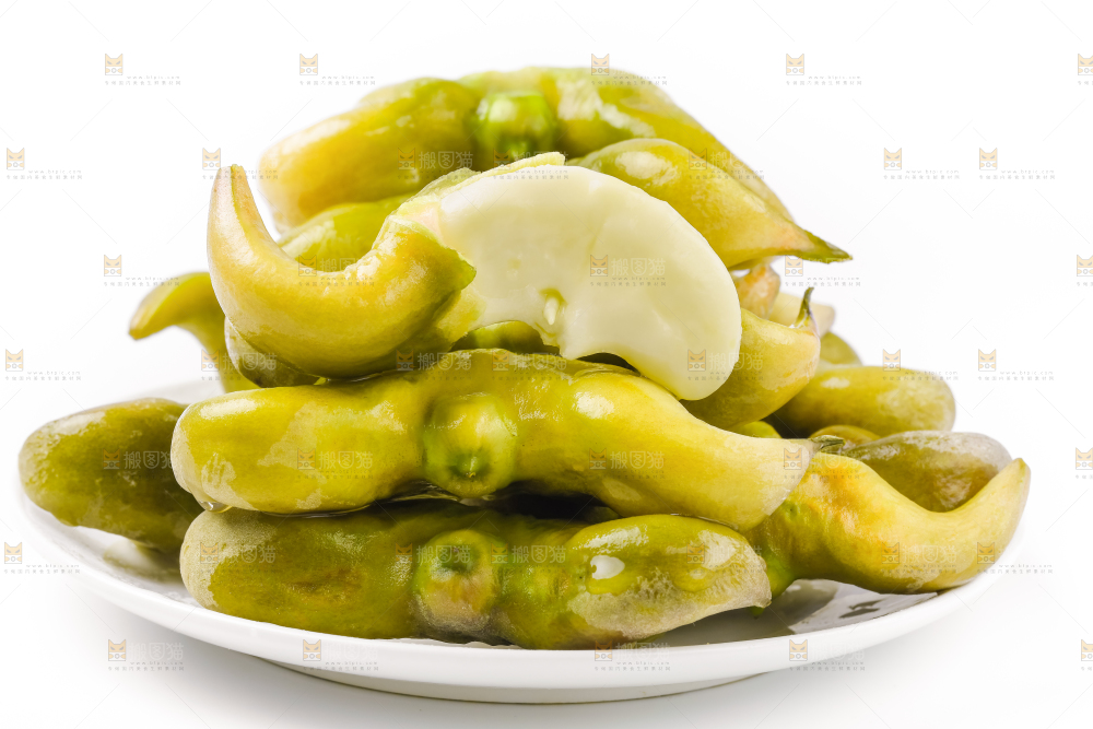 盘子里装着新鲜菱角