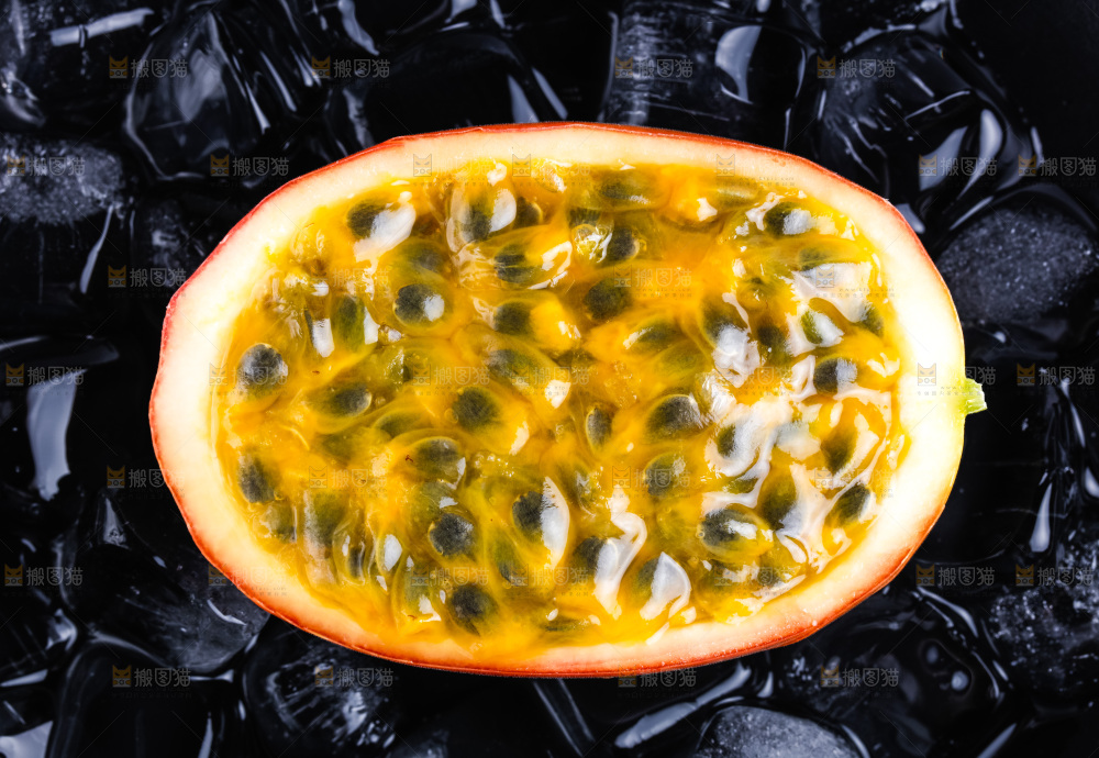 白底上放着一盘新鲜百香果