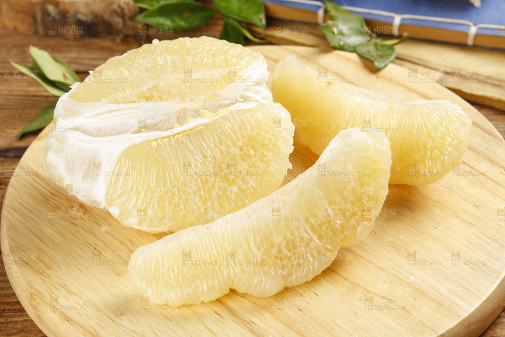 木板上摆放着白心柚子