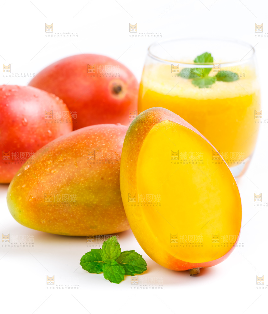 白底上放着切开的芒果