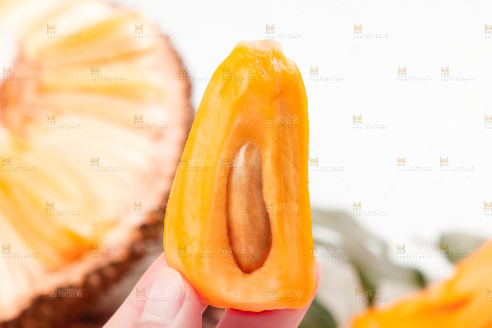 木板上的越南红心菠萝蜜