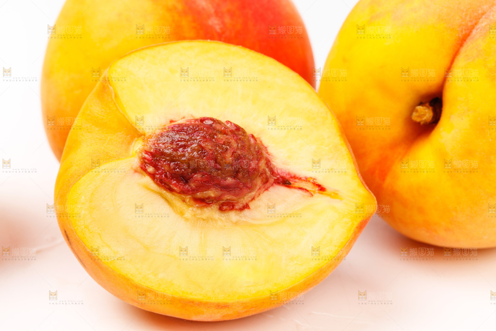 白底上放着切开的黄桃