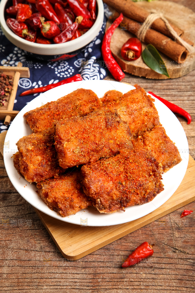 盘子里装着香酥带鱼