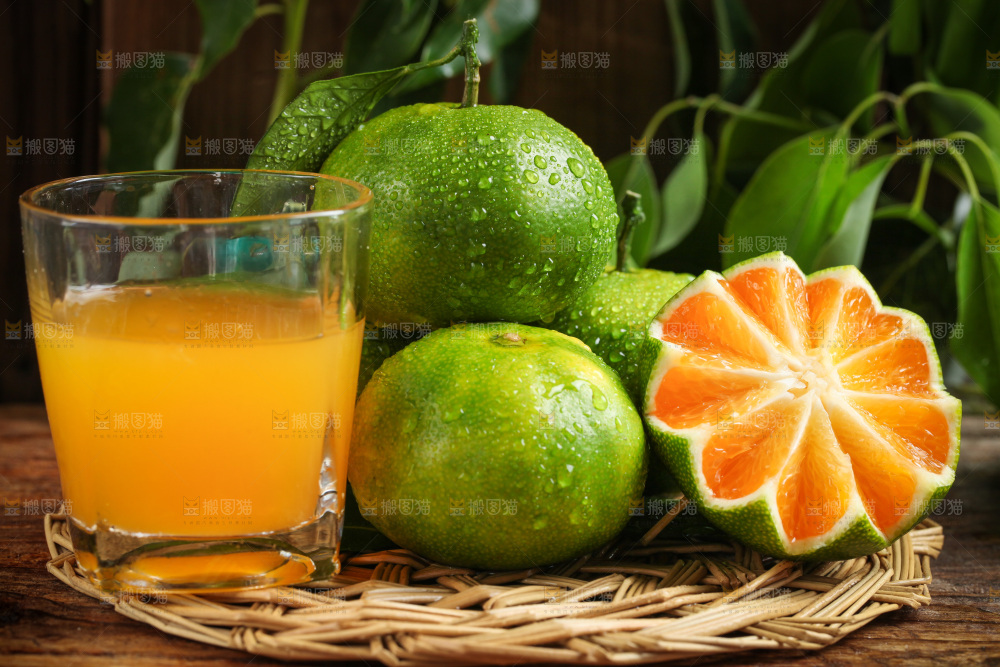 木底上的青皮蜜橘
