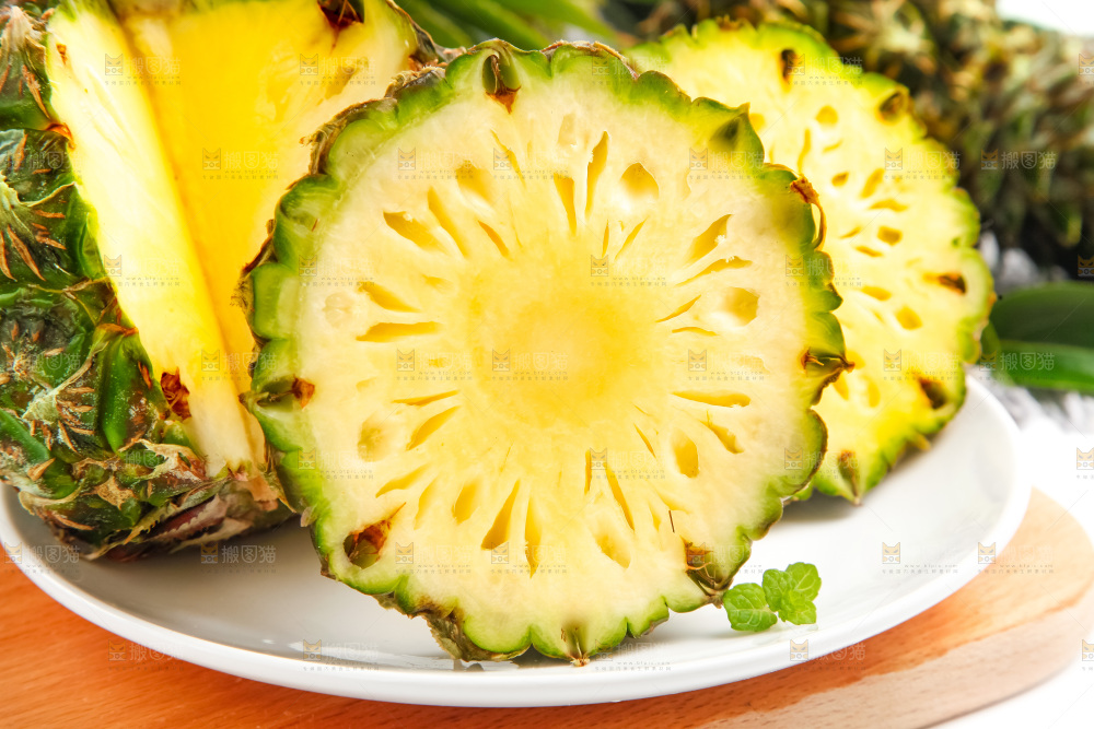 盘子里的泰国香水小菠萝