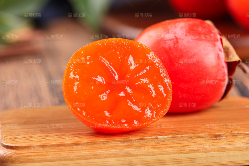 木板上摆放着小柿子