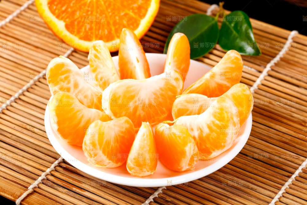 竹底上的春见耙耙柑