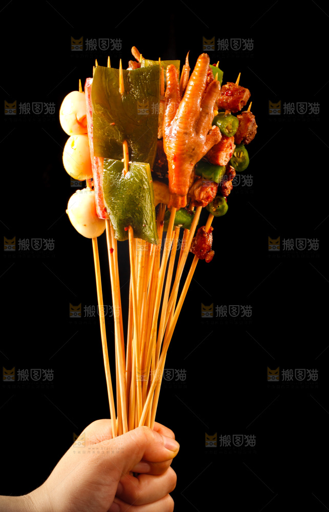 手拿钵钵鸡食材