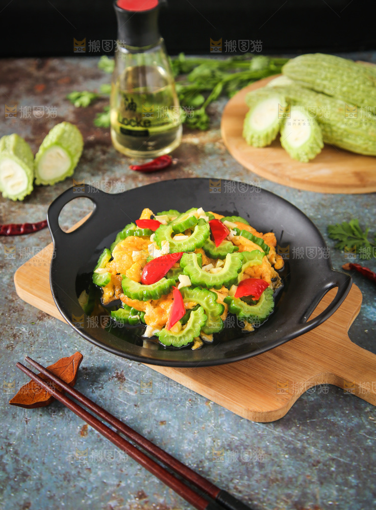 盘子里装着苦瓜炒鸡蛋