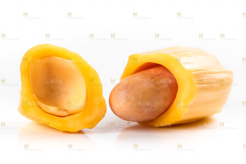 白底上摆放着红心菠萝蜜