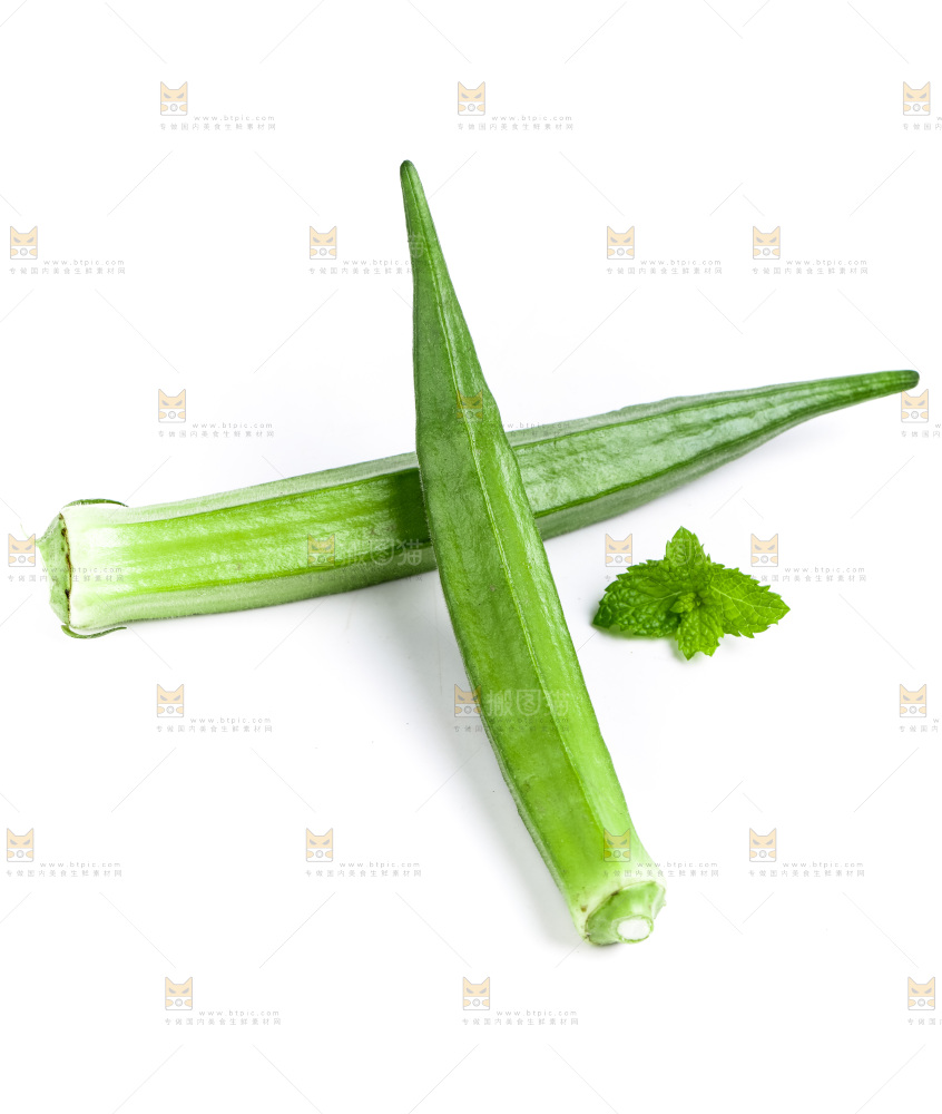 白底上的新鲜秋葵