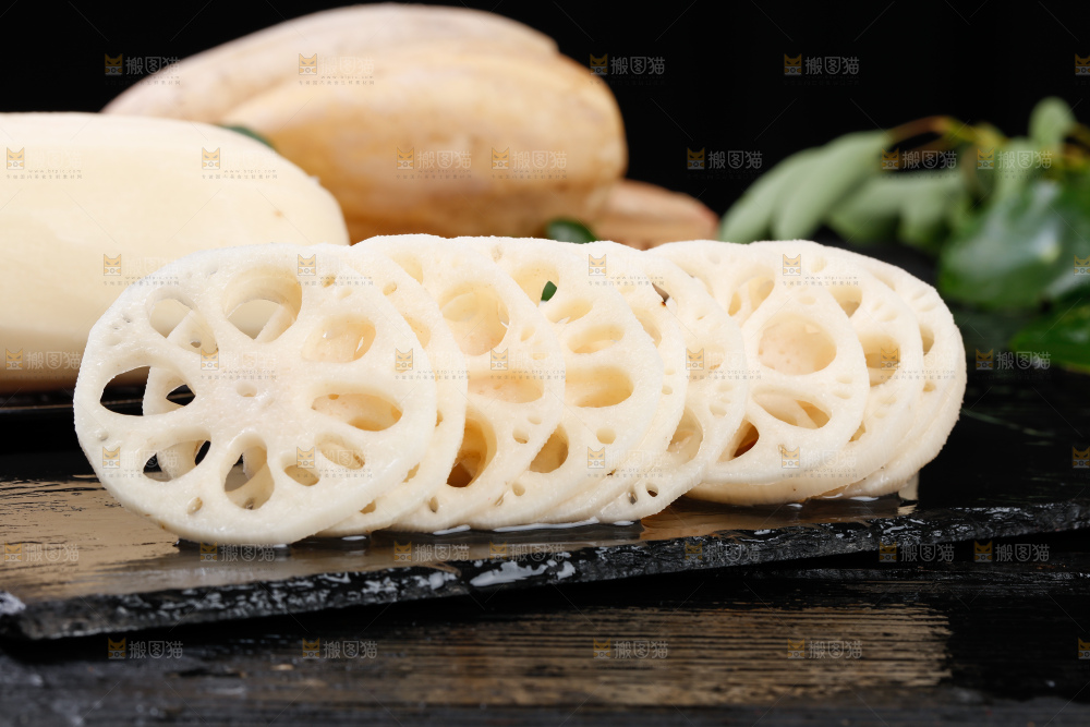 黑底上放着切片的莲藕