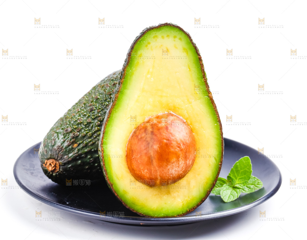 白底上放着一盘切开的巨无霸牛油果