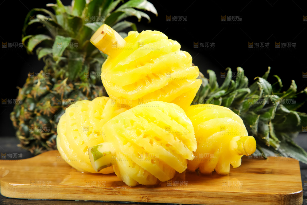 木板上放着泰国去皮小菠萝