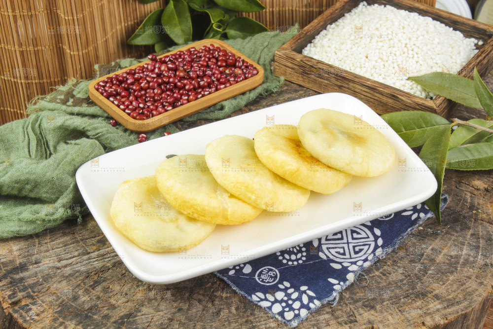 盘子里装红豆夹心糍粑