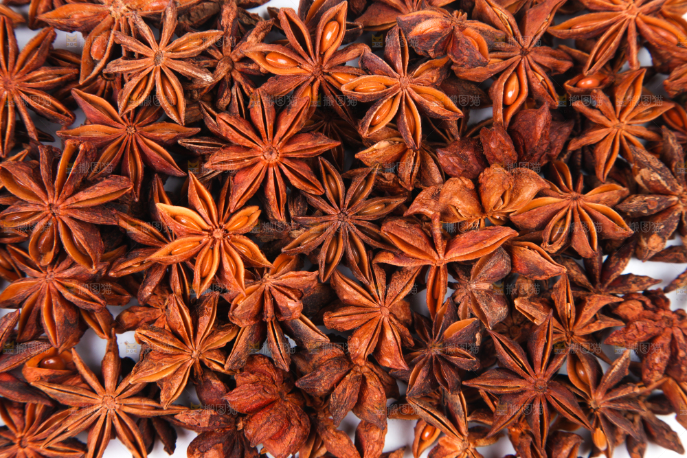 白底上摆着八角
