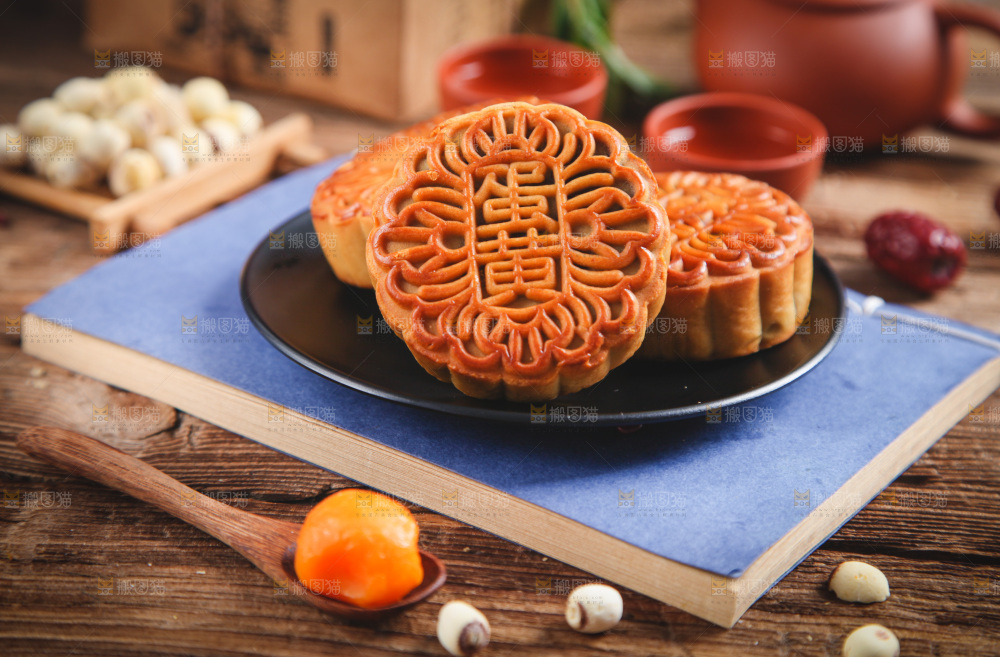 木底上放着一盘蛋黄月饼
