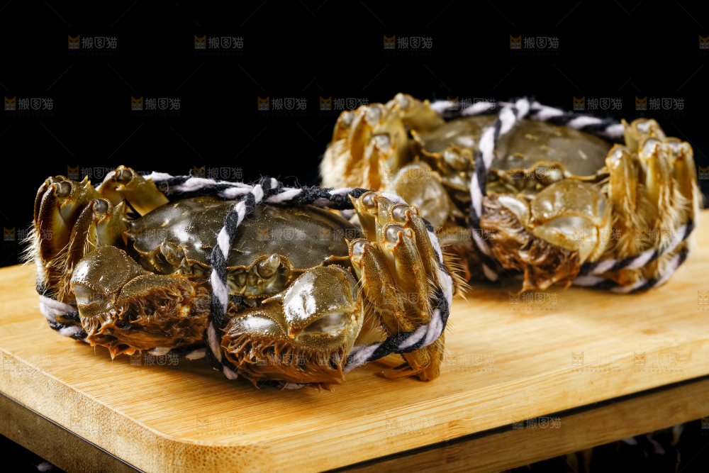 木板上的阳澄湖大闸蟹
