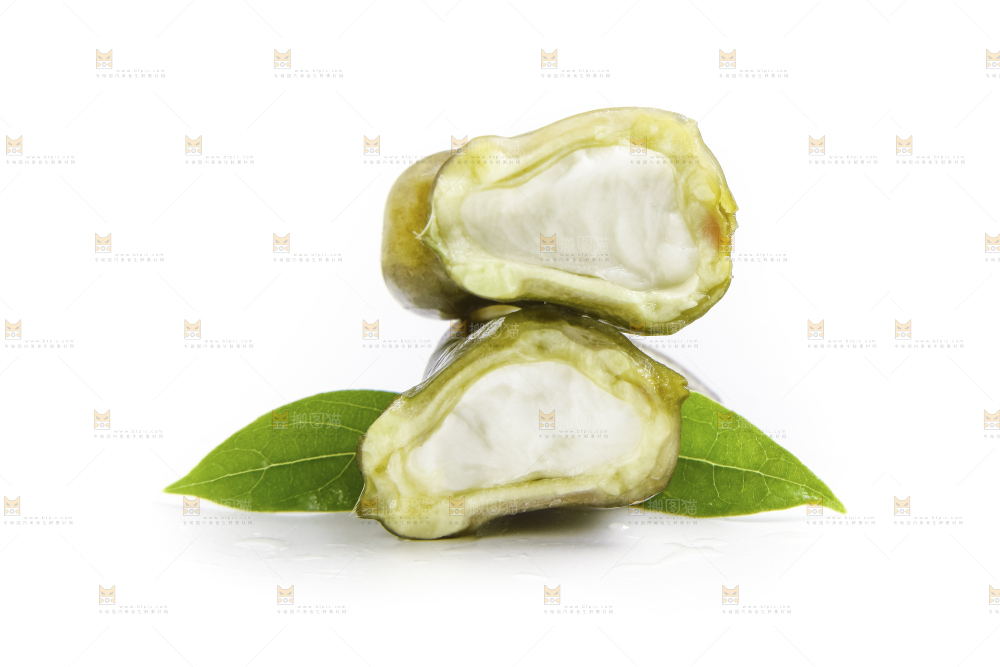 白底上的新鲜菱角