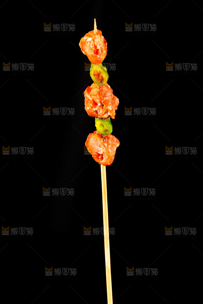 深底上的肉串