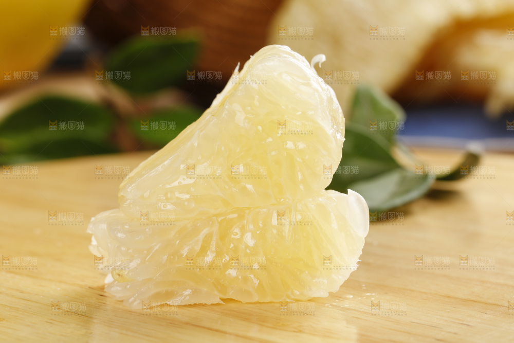 木板上摆放着白心柚子
