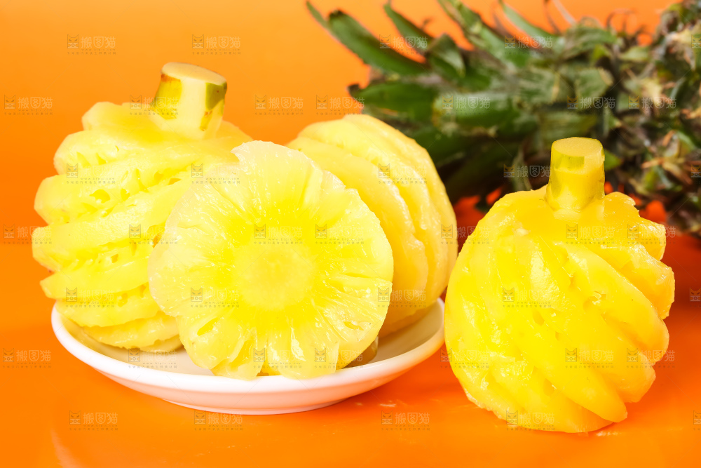 盘子里装着泰国小菠萝