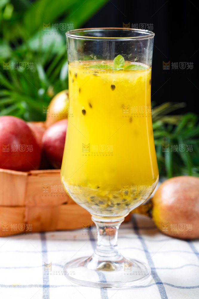 格子布上放着一杯百香果汁