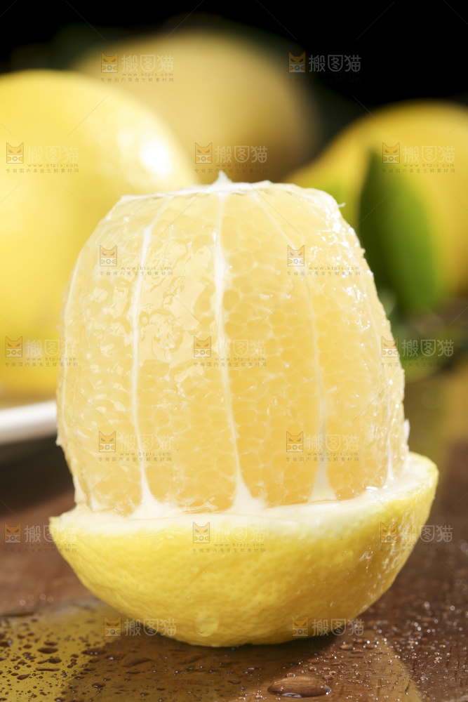 木底上的柠檬果