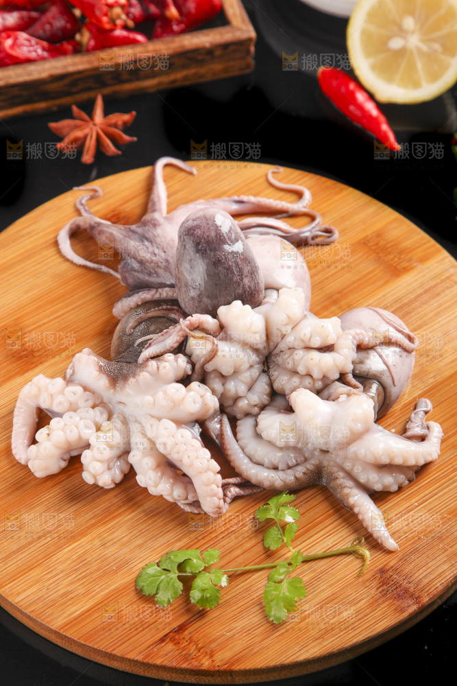 木板上放着章鱼