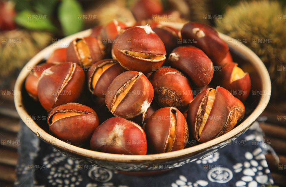 竹底上放着一盘板栗
