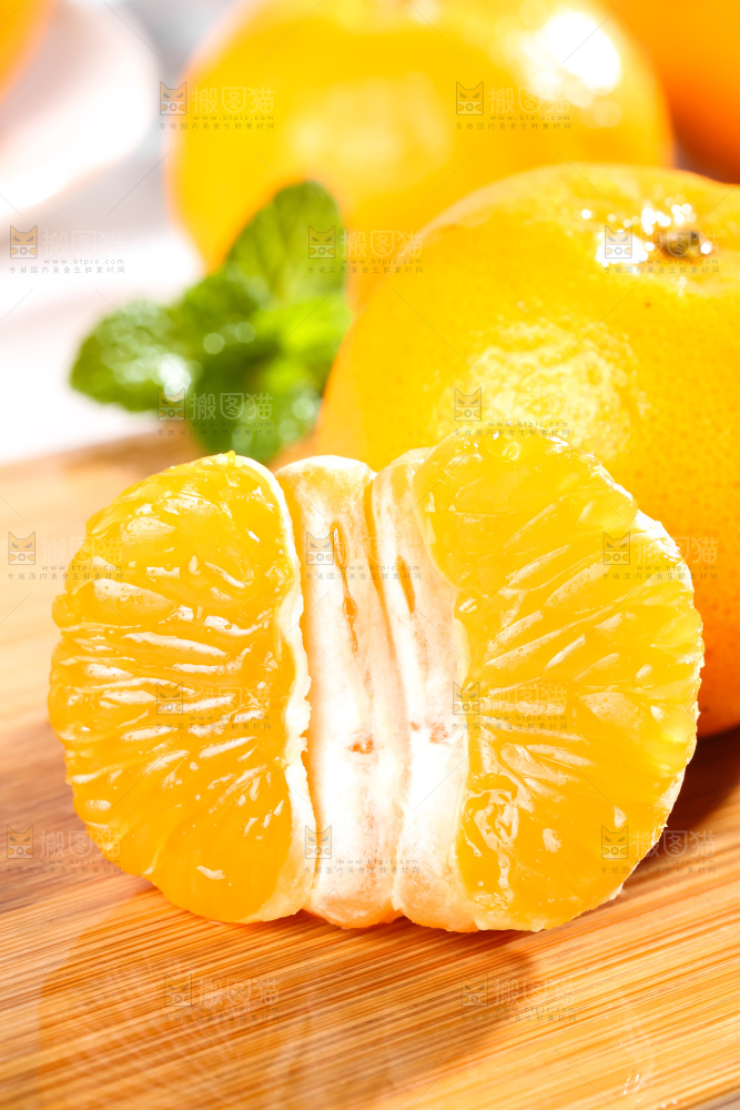 木板上的椪柑果肉