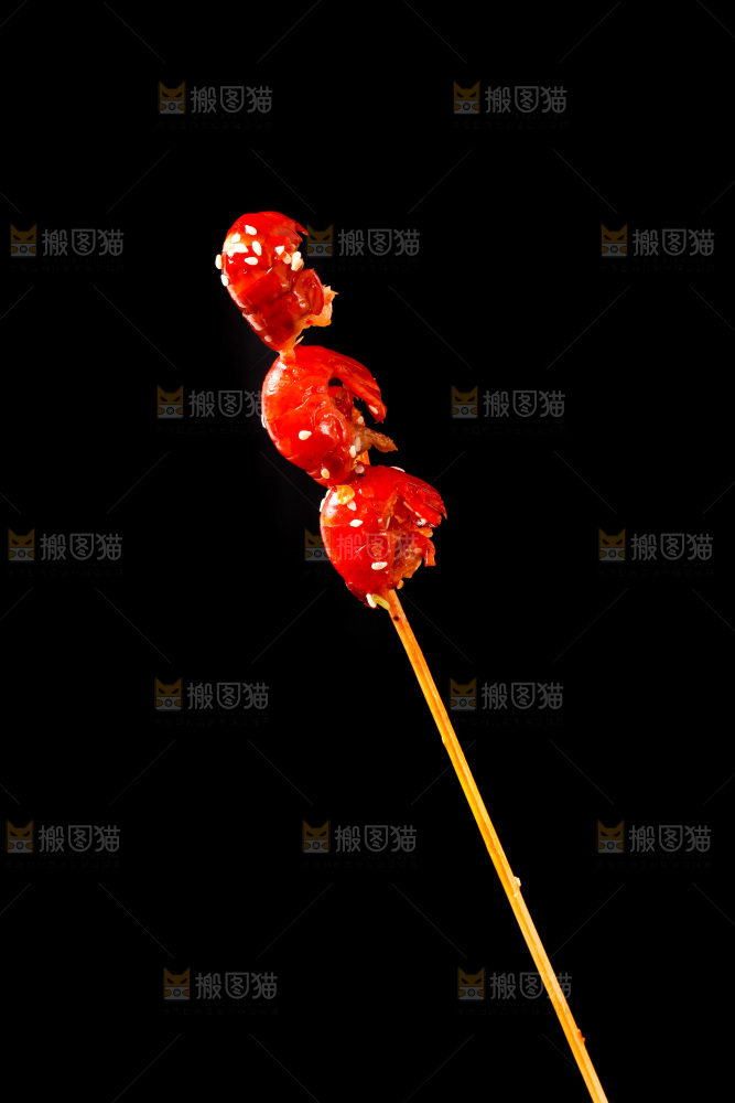 黑底上的虾球串