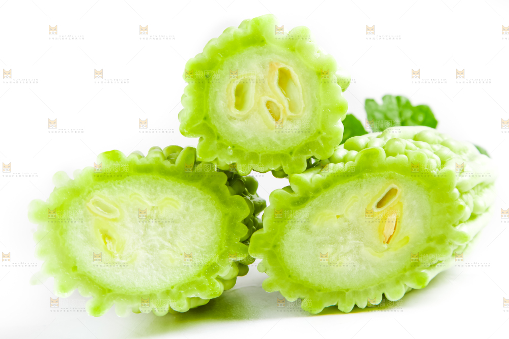 白底上摆放着新鲜苦瓜