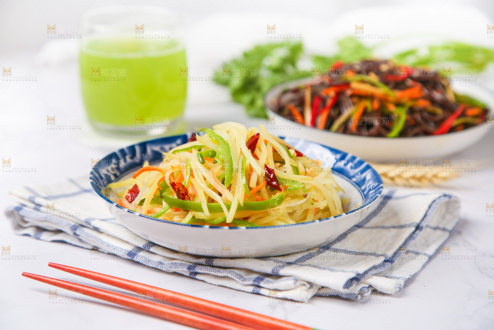 盘子里装着炒土豆丝