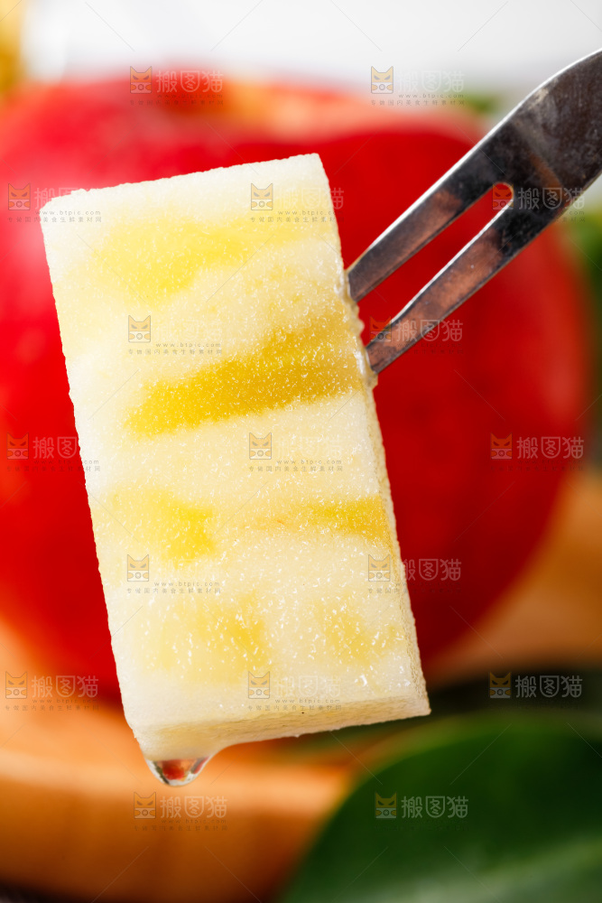 叉子上叉着苹果果肉
