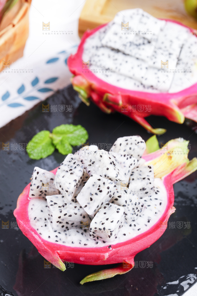 黑石板上的云南白心火龙果