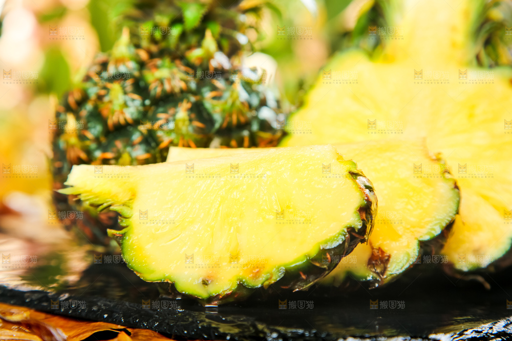 黑石板上的新鲜小菠萝