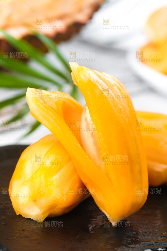 黑石板上的越南红心菠萝蜜