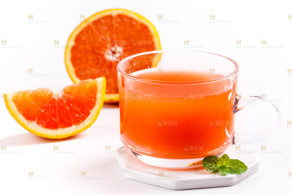 杯子里装着橙子汁