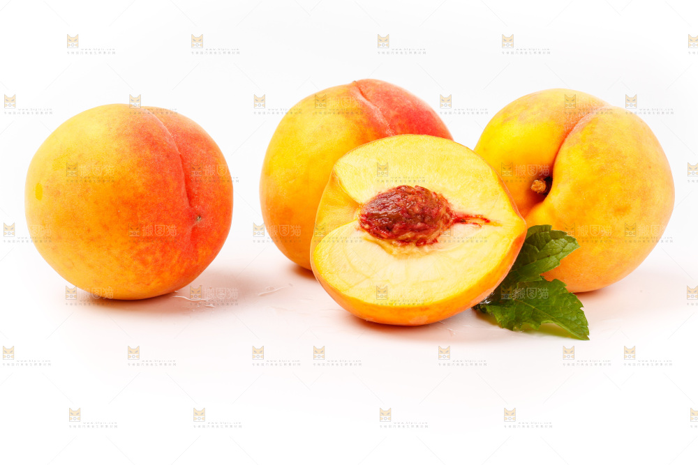 白底上放着切开的黄桃