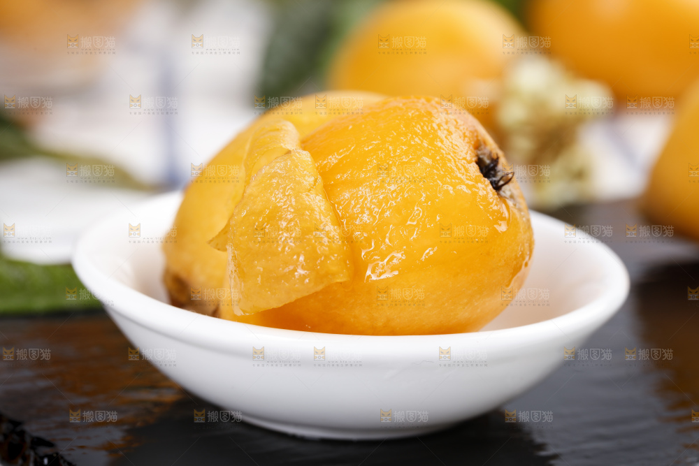 石板上的云南蒙自枇杷