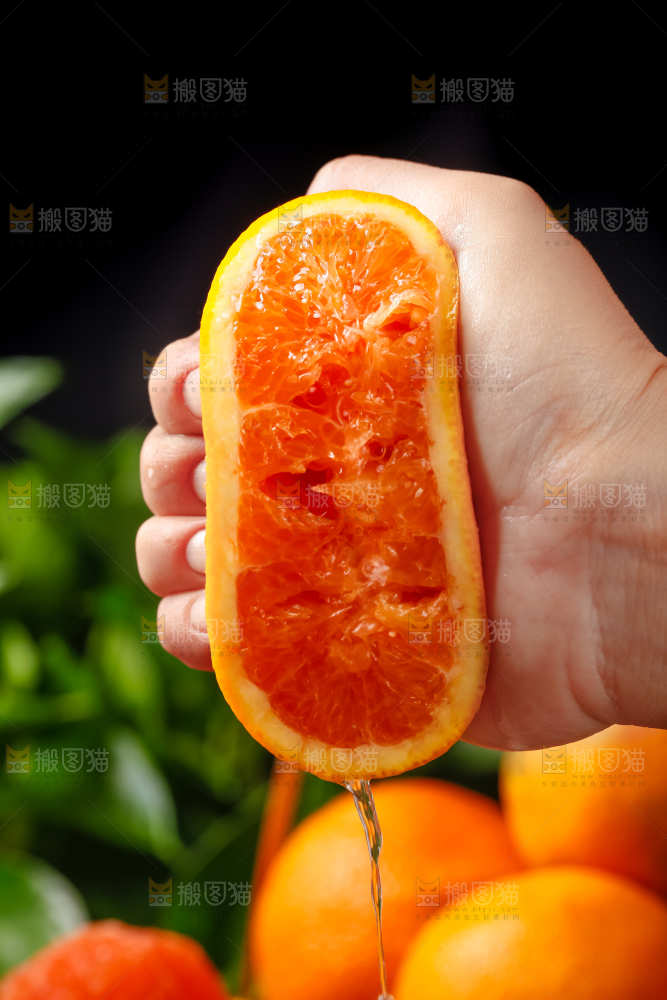 手里拿着新鲜橙子