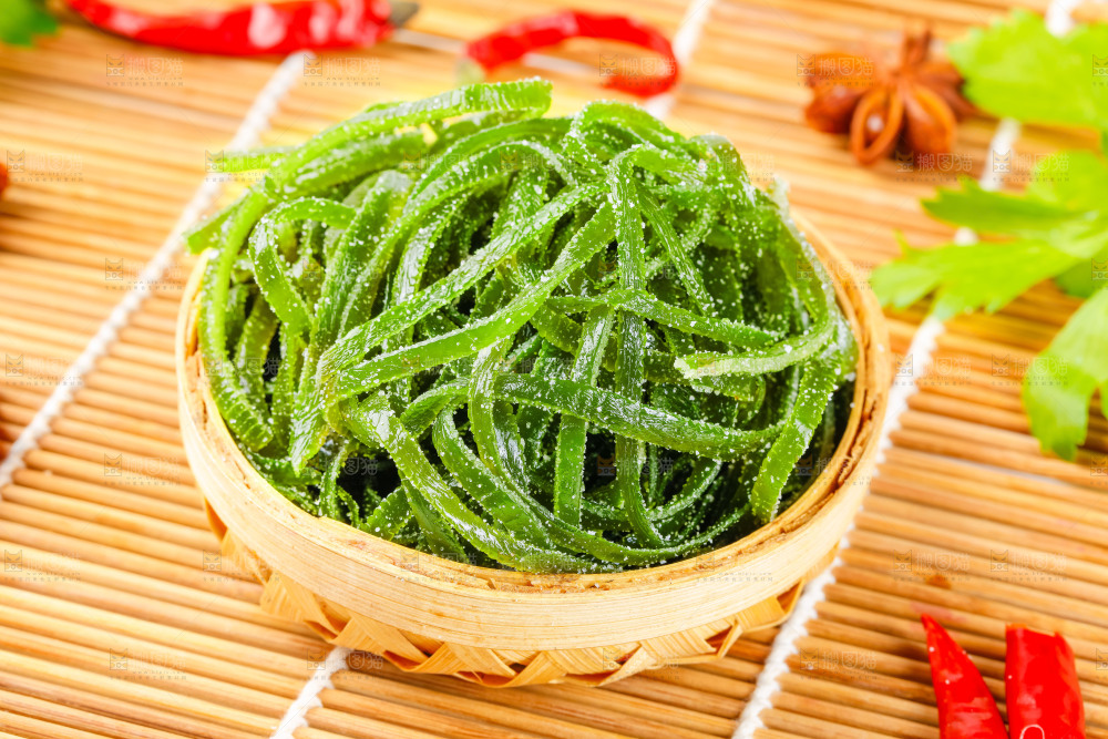 篮子里装着盐渍海带