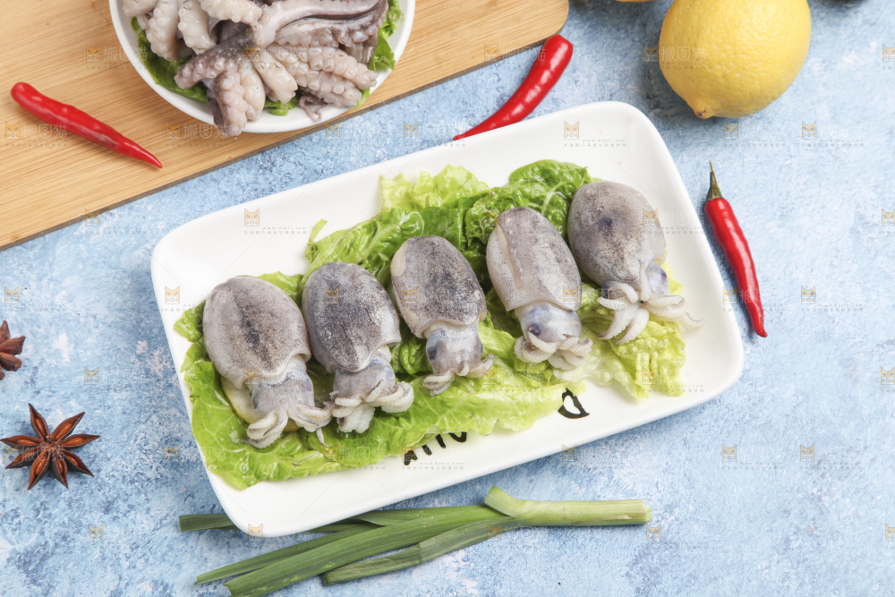 盘子里装着墨鱼仔