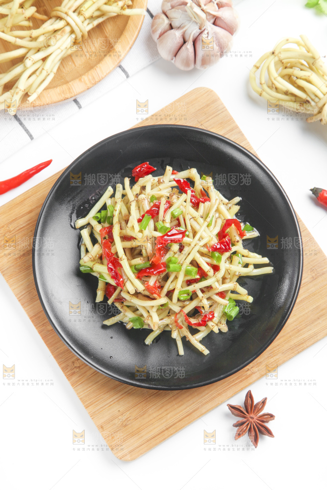 盘子里装着炒鱼腥草