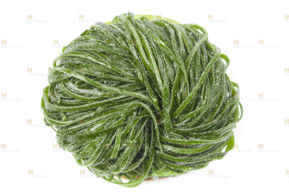 白底上的盐渍海带丝