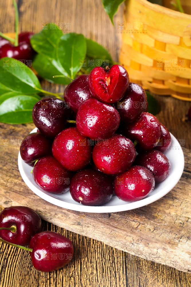 盘子里装着美国车厘子